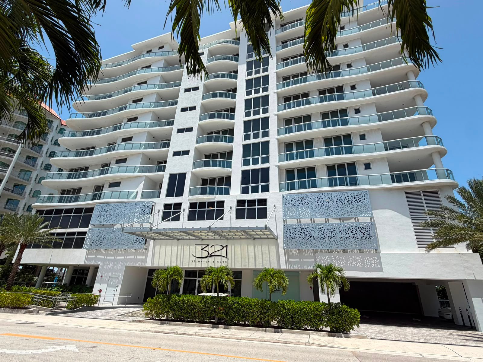 Pro Alliance technician cleaning a retail storefront window in Deerfield Beach